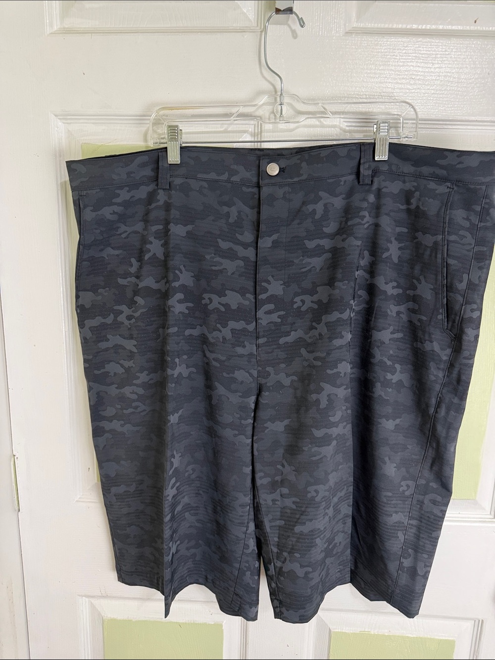 (2025) Peter Millar Men's Charcoal Camo Flat Front Shorts, Size: 44L